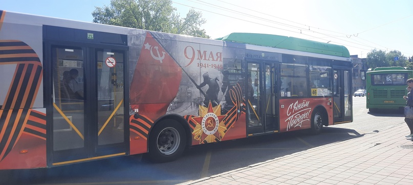 В Курске общественный транспорт курсирует с праздничным граффити