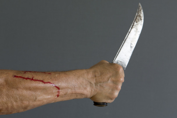 Житель Сосново получил удар ножом на футбольном поле